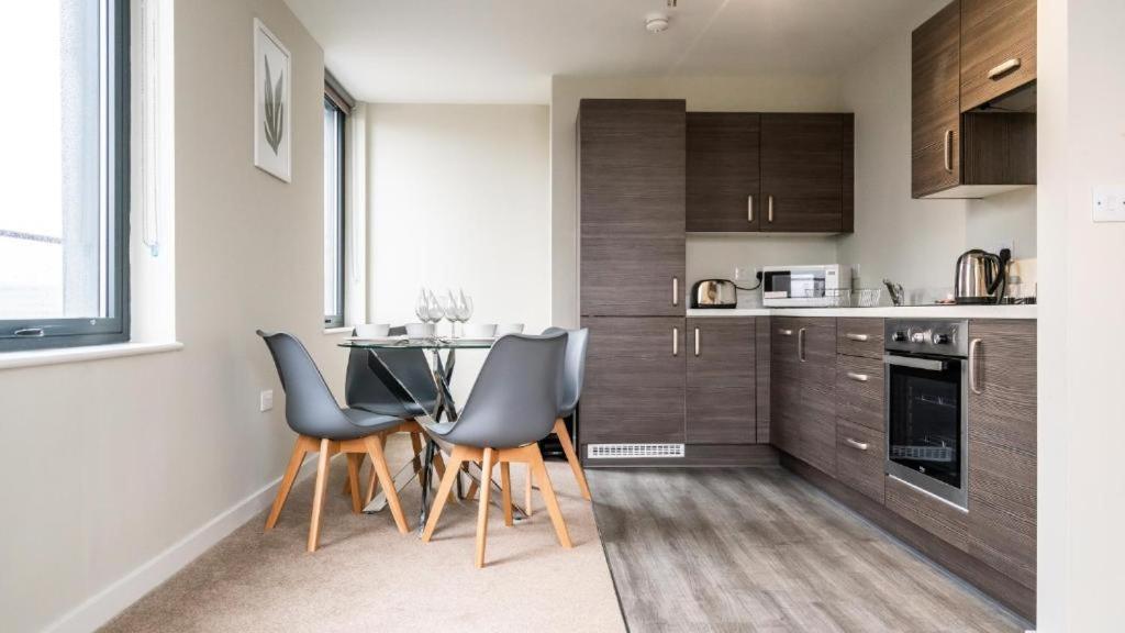 Adelphi Wharf Luxury Apartments Манчестър Екстериор снимка
