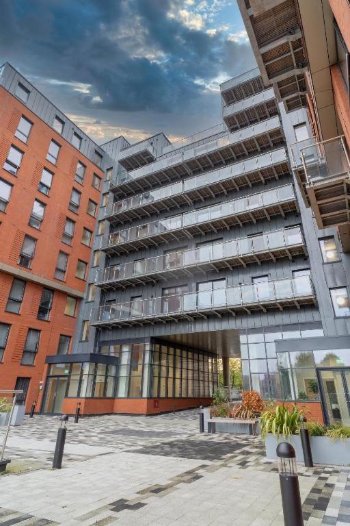 Adelphi Wharf Luxury Apartments Манчестър Екстериор снимка