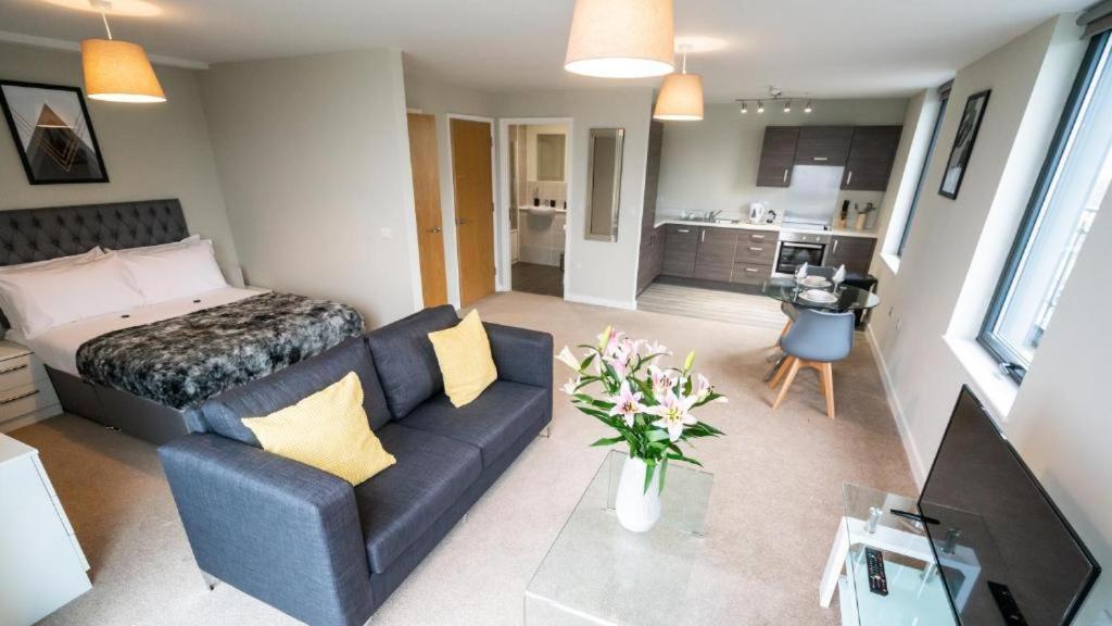 Adelphi Wharf Luxury Apartments Манчестър Екстериор снимка