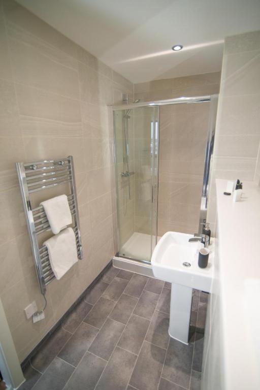 Adelphi Wharf Luxury Apartments Манчестър Екстериор снимка