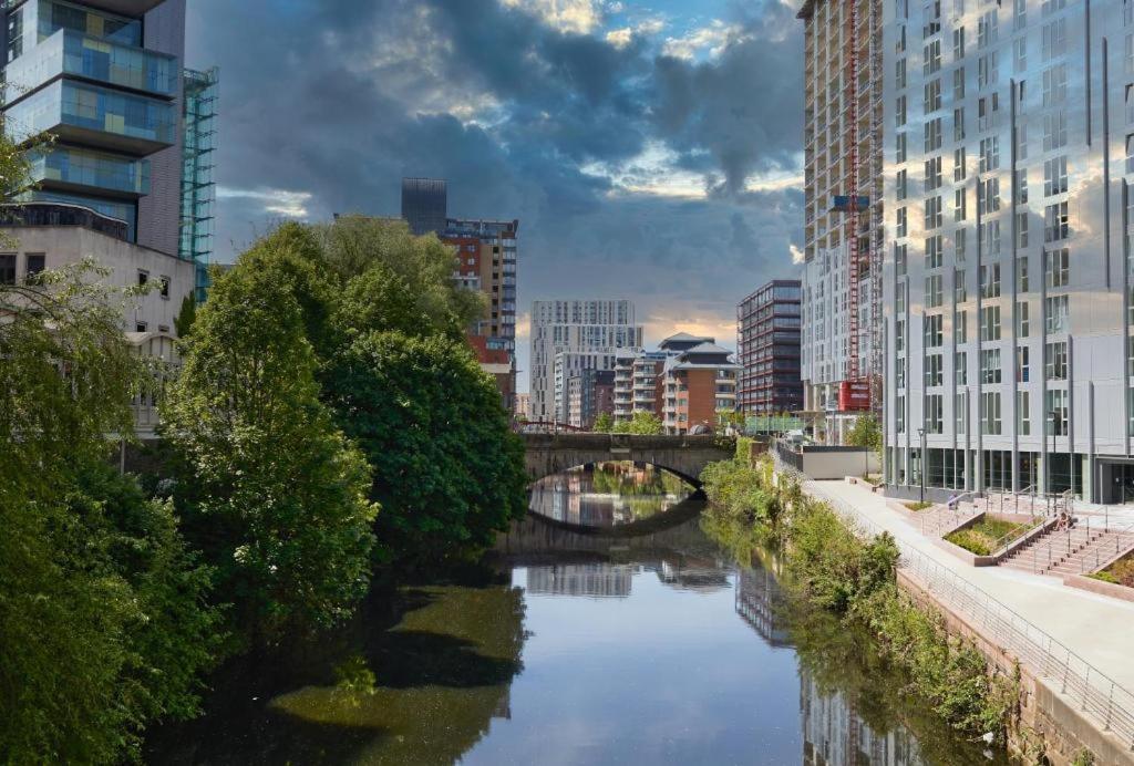 Adelphi Wharf Luxury Apartments Манчестър Екстериор снимка